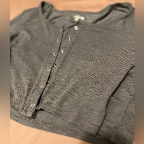 NWOT Aerie Bounce Crop Snap Button Cardigan
Women’s size L - Gray - Picture 3 of 6
